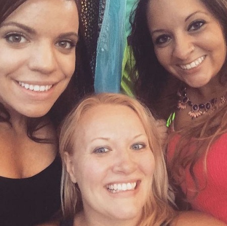 Synndy Synn (Amanda Huber) Wiki, Age, Husband, Children, Biography & More 13 Synndy Synn with her friends