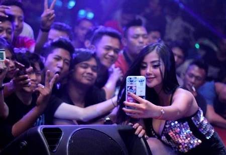 Tania Ayu Siregar with her fans