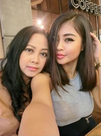 Tania Ayu Siregar with her mother