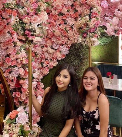 Tania Ayu Siregar with her sister Linda Siregar