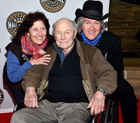 Victoria Scott D'Angelo Wiki (Chuck Yeager's Wife) Age, Family, Biography & More 5 Victoria Scott D'Angelo with family
