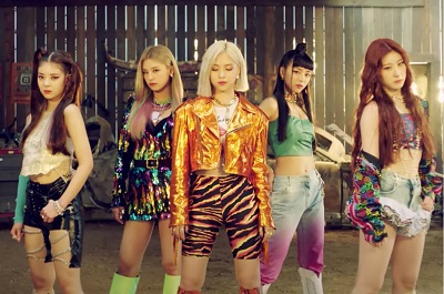 Yuna (ITZY) Wiki, Age, Height, Boyfriend, Family, Biography & More 2 Yuna with the other members of ITZY group