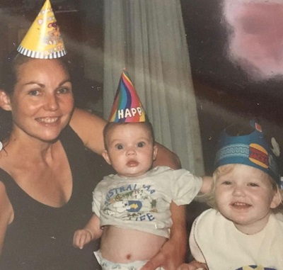 Abbie Chatfield Age, Height, Boyfriend, Net worth, Family, Biography & More 6 Abbie Chatfield old picture with her mother and sibling