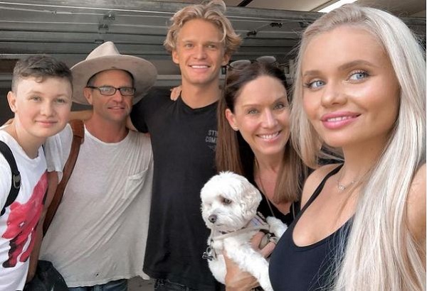 Alli Simpson Wiki, Height, Age, Boyfriend, Net worth, Biography & More 5 Alli Simpson captured with her family