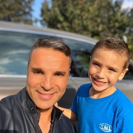 Amir Tsarfati Wiki, Age, Wife, Net worth, Family, Biography & More 4 Amir Tsarfati with his son