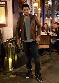 Amit Kapoor Wiki (Aamna Sharif's Husband) Age, Kids, Biography & More 4 Amit Kapoor is a tall and handsome man who stands at 6 feet 1 inches.