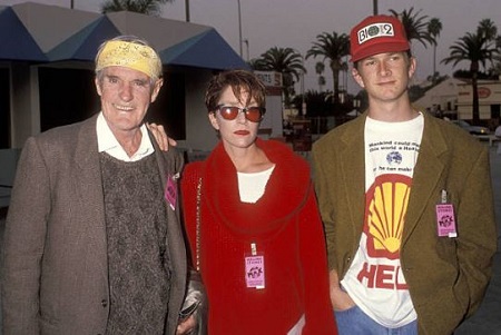 Barbara Chase (Tanya Roberts Sister) Wiki, Age, Husband, Biography & More 2 An old photo of Barbara Chase with her former spouse Timothy Leary and son Zach Leary
