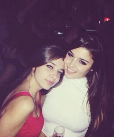 An old photo of Gamze Er&ccedil;el with her sister Hande Er&ccedil;el