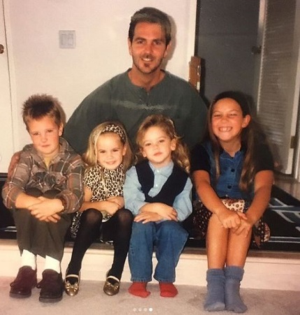An old photo of Jenna Bandy with her dad John Bandy and siblings