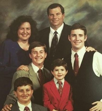 Ben Napier: Wiki, Biography, Age, Net worth, Wife, Children, Family, Height, Weight & More 7 An old picture of Ben Napier with his family
