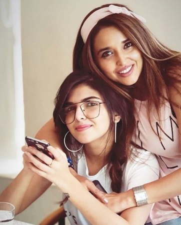 Ashi Khanna Wiki, Age, Height, Boyfriend, Net worth, Biography & More 12 Ashi Khanna with her mother Swati Khanna