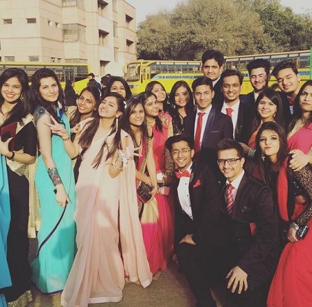 Ashi Khanna Wiki, Age, Height, Boyfriend, Net worth, Biography & More 6 Ashi Khanna with her school friends