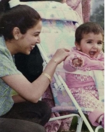 Ashi Khanna Wiki, Age, Height, Boyfriend, Net worth, Biography & More 4 Ashi Khanna's childhood photo with her mother Swati Khanna
