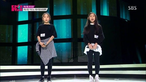 Chaeryeong photographed with her sister while performing in the show, K-Pop Star 3