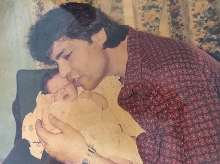Srha Asghar Wiki, Age, Husband, Height, Net worth, Family, Biography & More 3 Childhood photo of Srha Asghar with her dad