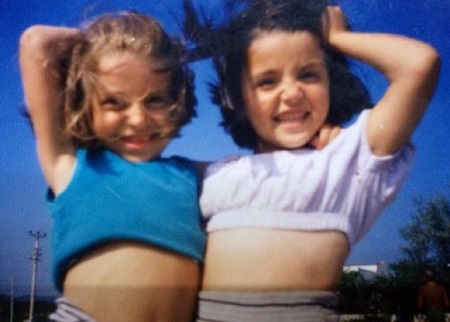 Childhood picture of Gamze Er&ccedil;el and Hande Er&ccedil;el