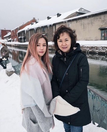 Chloe Ting Height, Weight, Age, Boyfriend, Net worth, Workout, Biography & More 14 Chloe Ting and her mother