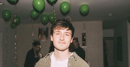 Crawford Collins Age, Height, Girlfriend, Net worth, Family, Biography & More 2 Crawford Collins made his debut with the now shut down platform, Vines.