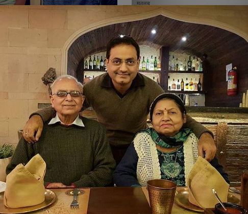 Dr. Vikas Divyakirti (IAS) Wiki, Age, Wife, Net worth, Family, Biography & More 4 Dr. Vikas Divyakirti with his parents