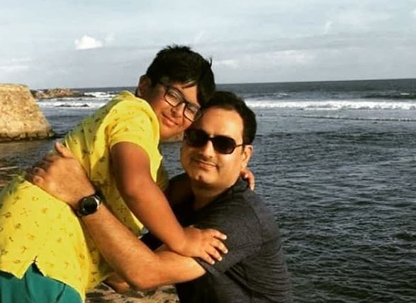 Dr. Vikas Divyakirti (IAS) Wiki, Age, Wife, Net worth, Family, Biography & More 6 Dr. Vikas Divyakirti with his son