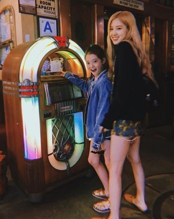 Ella Gross Wiki, Height, Age, Family, Net worth, Biography & More 14 Ella Gross hanging out with Blackpink Kpop Star Rosé