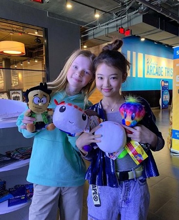 Ella Gross Wiki, Height, Age, Family, Net worth, Biography & More 10 Ella Gross with her bestie