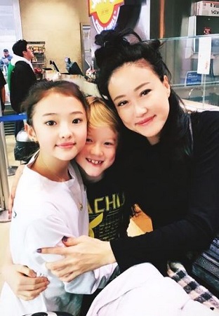 Ella Gross Wiki, Height, Age, Family, Net worth, Biography & More 9 Ella Gross with her mom Wynne Gross and brother Roman Gross