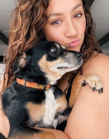 Erica Lauren Wiki, Age, Height, Weight, Boyfriend, Net worth, Biography & More 18 Erica Lauren with her pet