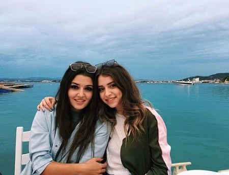Gamze Er&ccedil;el and her sister Hande Er&ccedil;el