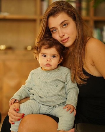 Gamze Er&ccedil;el with her daughter Aylin Mavi
