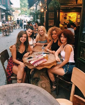 Gamze Er&ccedil;el with her friends