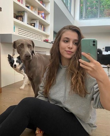 Gamze Er&ccedil;el with her pet dogs