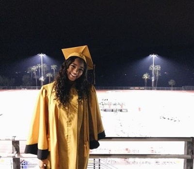Chandler Kinney Wiki, Height, Age, Boyfriend, Family, Biography & More 4 Graduation photo of Chandler Kinney