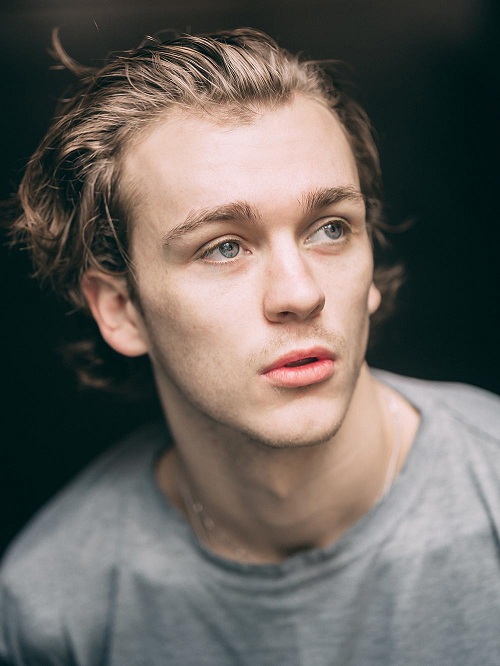 Harry Lawtey Wiki, Height, Age, Net worth, Girlfriend, Biography & More 5 Harry Lawtey's Facial Features