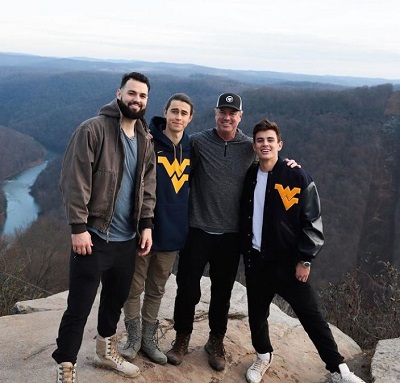 Hayes Grier: Age, Height, Girlfriend, Net worth, Family, Biography & More 17 Hayes Grier with his friends