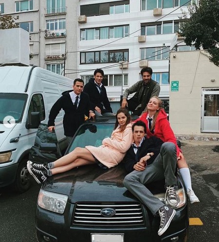 Ipek Filiz Yazici Height, Weight, Age, Boyfriend, Biography, Family & Wiki 8 Ipek Filiz Yazici having a good time with her friends and castmates.