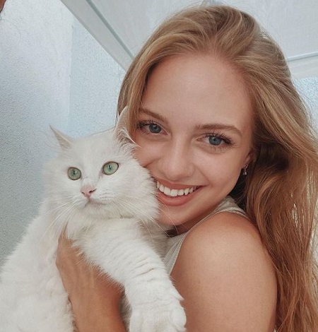 Ipek Filiz Yazici Height, Weight, Age, Boyfriend, Biography, Family & Wiki 15 Ipek Filiz Yazici is a cat parent.