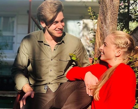 Ipek Filiz Yazici Height, Weight, Age, Boyfriend, Biography, Family & Wiki 11 Ipek Filiz Yazici with her 'Babam ve Ailesi' co-star Emre Bey.