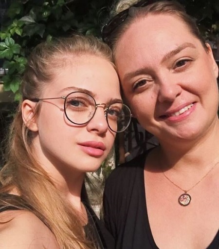 Ipek Filiz Yazici Height, Weight, Age, Boyfriend, Biography, Family & Wiki 7 Ipek Filiz Yazici with her mother.