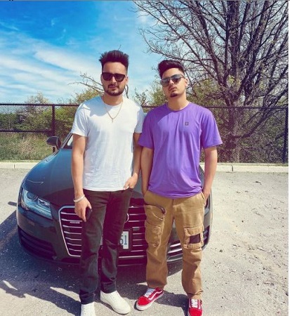 Jassa Dhillon Wiki, Height, Age, Girlfriend, Songs, Net worth, Biography & More 5 Jassa Dhillon with his best friend