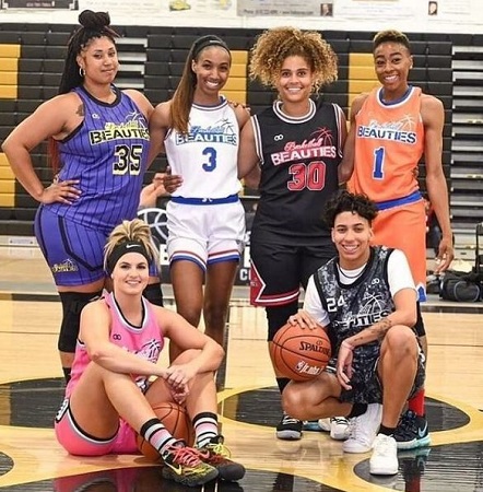 Jenna Bandy with her basketball squad