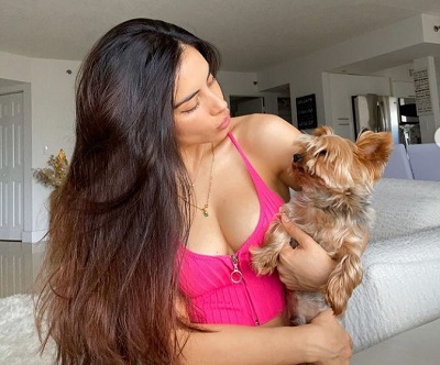 Jessica Cediel Age, Height, Husband, Net worth, Family, Biography & More 13 Jessica Cediel with her pet