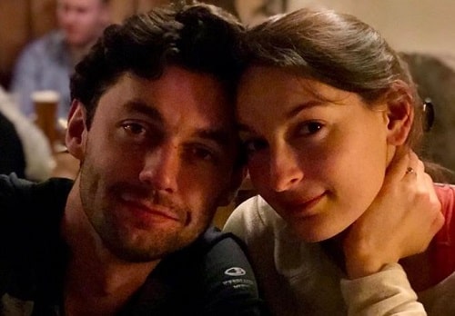 Jon Ossoff Height, Weight, Age, Wife, Net worth, Family, Biography & More 7 Jon Ossoff's wife Alisha Kramer is a doctor and worked relentlessly during the pandemic.