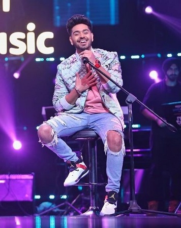 Karan Sehmbi Wiki, Age, Height, Girlfriend, Net worth, Family, Biography & More 17 Karan Sehmbi during a live performance