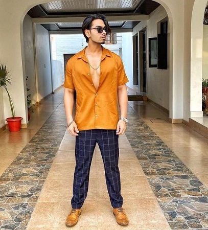 Karan Sehmbi Wiki, Age, Height, Girlfriend, Net worth, Family, Biography & More 6 Karan Sehmbi height