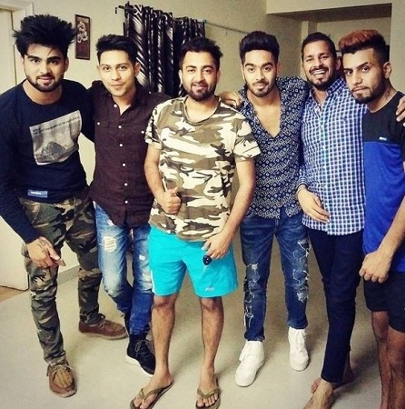 Karan Sehmbi Wiki, Age, Height, Girlfriend, Net worth, Family, Biography & More 10 Karan Sehmbi with Punjabi singers