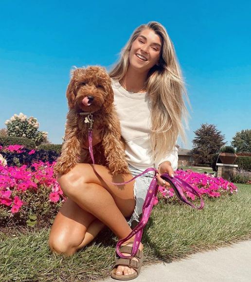 Katie Betzing: Age, Height, Boyfriend, Net worth, Biography & More 15 Katie Betzing is a Dog mom, her pet's name is Topper