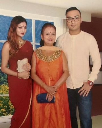 Khushi Mukherjee Wiki, Age, Height, Boyfriend, Caste, Biography & More 8 Khushi Mukherjee with her mother and brother