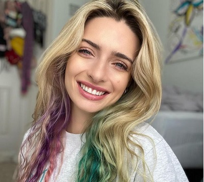 Kirsten Collins Age, Height, Boyfriend, Net worth, Family, Biography & More 5 Kirsten Collins Early Life, Parents & Siblings