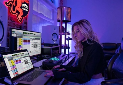 Kirsten Collins Age, Height, Boyfriend, Net worth, Family, Biography & More 7 Kirsten Collins clicked while editing song
